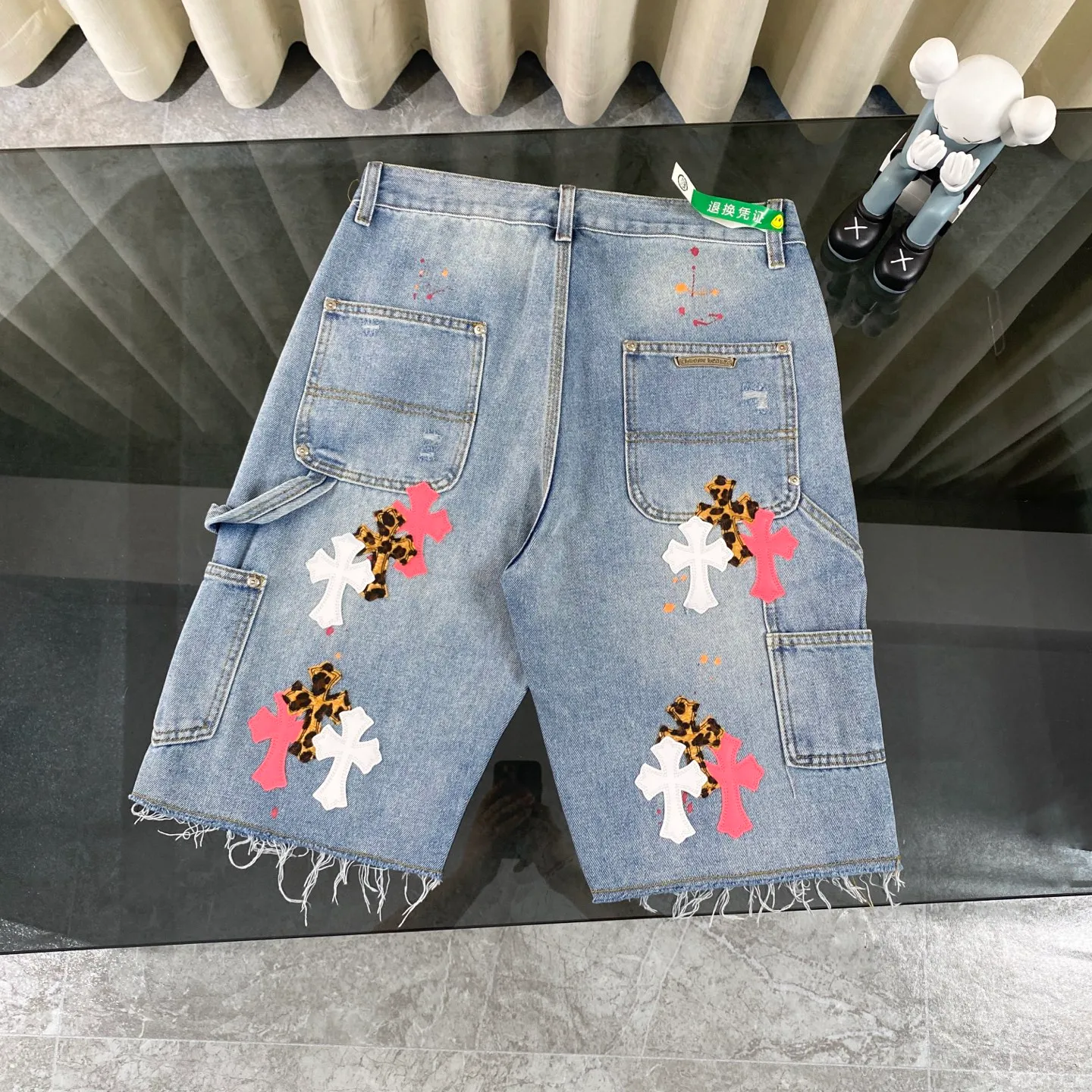 P200 Chrome Hearts London limited leopard print three-color leather cross high street heavy-duty splash-ink denim shorts. Uninhibited personality, unique charm. Every step of wear and every hole in these Chrome Hearts denim shorts is an ingenious artistic presentation. It seems to be announcing to the world that I am who I am, uninhibited, unique, and full of charm! Imported fabrics, heavy industrial washing: Made of imported denim fabrics, which have been washed and damaged by heavy industrial washing. Every inch exudes a sense of uninhibited coolness. Wear it and you will be the spokesperson of high street fashion! Double-layer woven, customized hardware. The double-layer woven design of the trousers body, paired with exclusive customized hardware accessories, shows an incomparably beautiful and unique style. Every detail reveals Croxin's ultimate pursuit of quality. Difficult to make, high street style Although the production process is complicated, it is all to present the most perfect effect. Wear it and you will become the focus of the high street and lead the jeans trend in the new era! Come and choose your exclusive Croxin H472 high street denim shorts and show your uninhibited charm! Size: 28 30 32 34